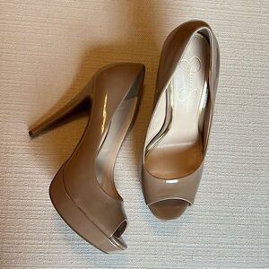 Jessica Simpson size 7.5 nude peep toe pumps